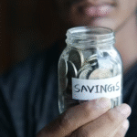 Les foyers britanniques comptent sur leurs économies pour faire face aux dépenses quotidiennes.